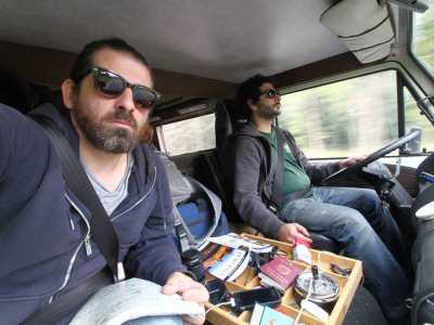 Lorenzo Scaraggi (primo piano) e Peppino Guardapassi (al volante), in viaggio a bordo del Vostok